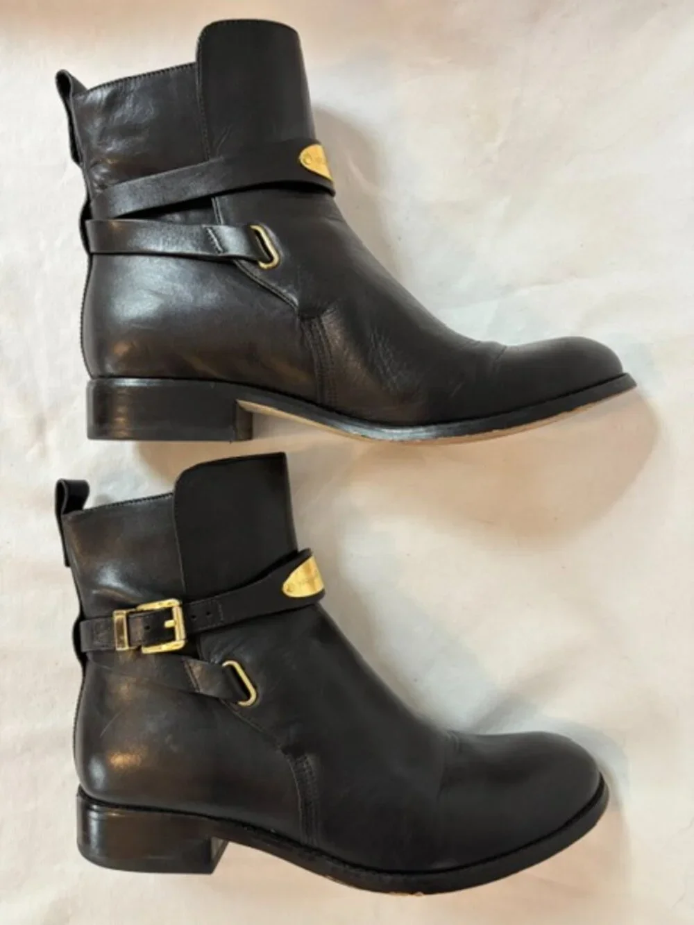 MICHAEL Michael Kors Arley Black Leather Ankle Boot w/Gold Logo Plate Size 7M